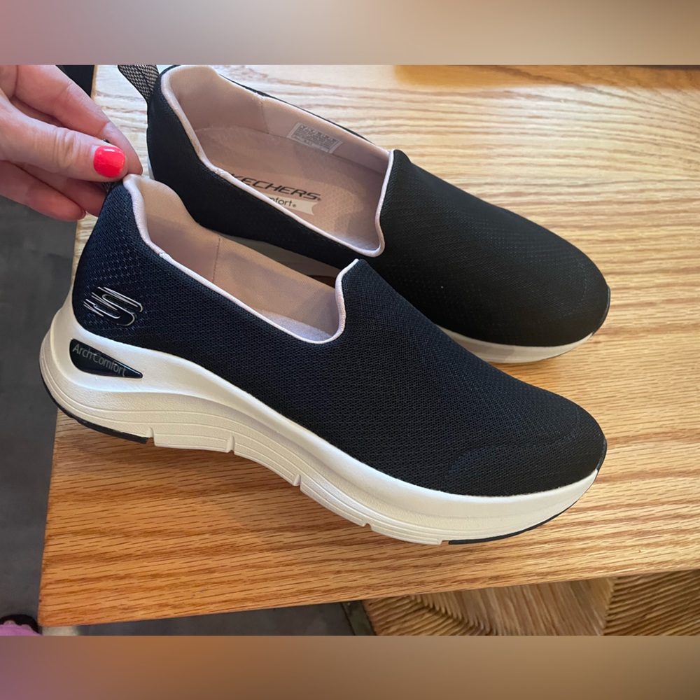 Skechers Arch Comfort size 9 - Black - New!